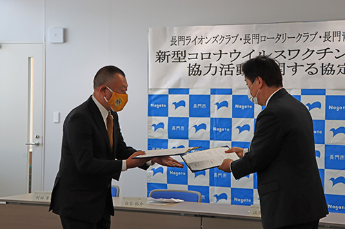 署名された協定書を４者で取り交わす