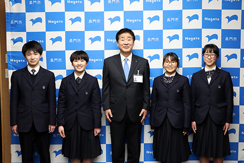 海水温上昇や食糧難という社会課題に着目したプレゼンテーションを行う