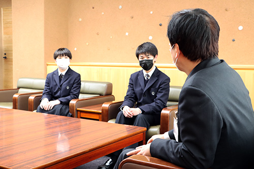 自分たちが言いたいことを本番で言えるように準備したいと話す英語部員