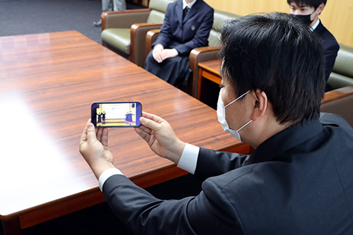 予選会の動画を視聴して感心する江原市長
