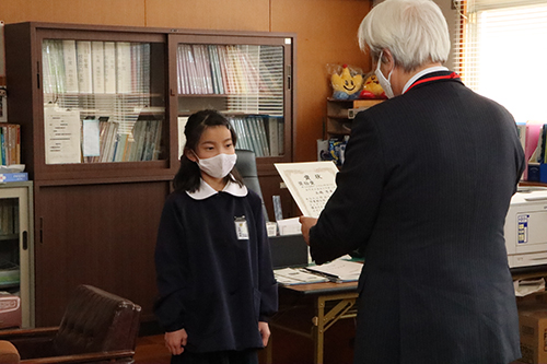 浅田小５年の五嶋有希さん。いつも身近なことに疑問を感じたら自分で調べている、とのこと