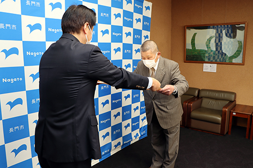 江原市長から長男である石村一成氏へ伝達された