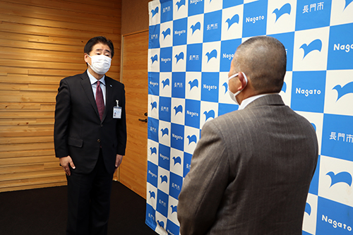 「市町合併のときには議長として活動し、長門市の礎をつくったのは大変大きな功績」と江原市長