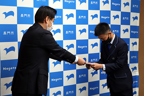 江原市長から激励費が渡された