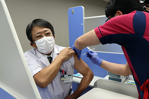 長門市第１号として接種を受ける村松病院長