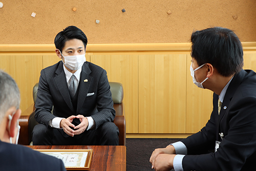江原市長に決勝のようすやグランプリ受賞の思いなどを報告