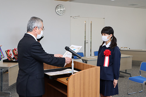 松浦教育長から賞状がおくられた