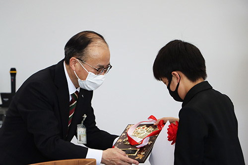 賞状とあわせてメダル・楯もおくられた