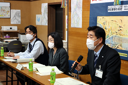 質問に答える江原市長。複数の課にまたがる内容については持ち帰って検討