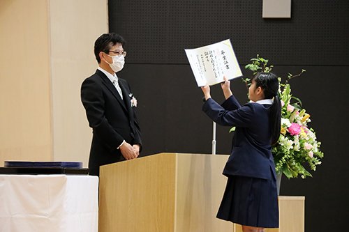 一人ひとりに卒業証書が授与された