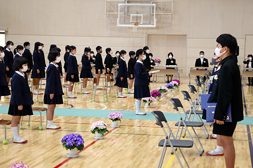 在校生から「より良い小学校になるよう私たちもがんばります」との言葉が贈られた
