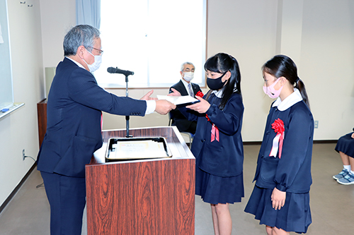 村田勇吉会長から賞状が贈呈された