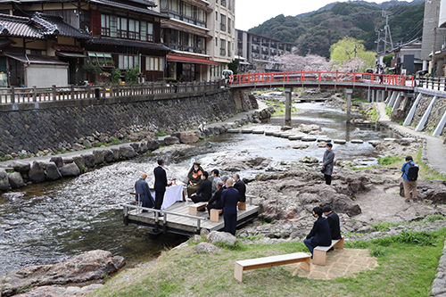 長門湯本温泉の立ち寄り湯「恩湯」前の川床に地元事業者や住民ら約１０人が集まった