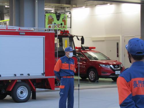 ポンプや車両の点検を怠らずにいつでも活動できるように指示をする森団長