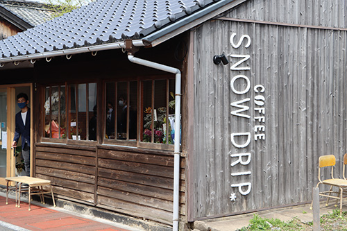 カフェ「SNOW DRIP COFFEE」は金子みすゞ記念館の近く。今後も中田さんは仙崎地区の活性化に取り組む。
