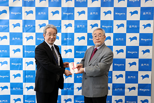 竹内さん（右）は市内で３８年間カクテルバーを経営