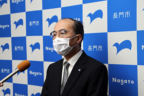 「人と人との信頼関係を大切にしたい」と抱負を語る伊藤教育長