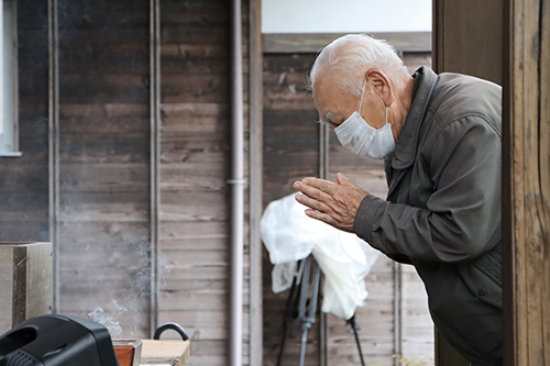 参加者一人ひとりが温泉街の発展・安全などについて祈願