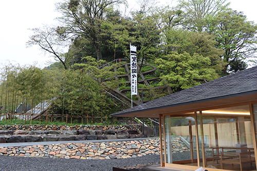 神事が行われたのは立ち寄り湯「恩湯」付近の小山の上にある住吉神社