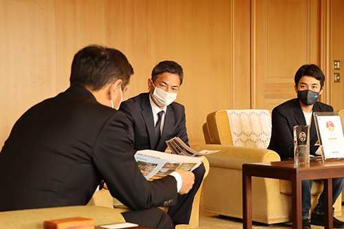 伊藤さんと木村さんから受賞報告。「地元に愛される温泉地・観光地になりたい」と語る。