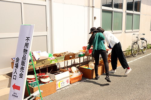 屋外でも備品が展示された