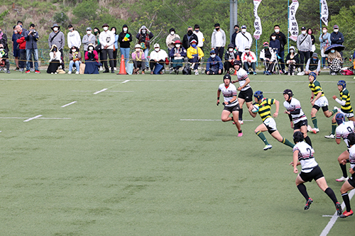 わずかなすきからボールを奪い相手陣内に攻め込む