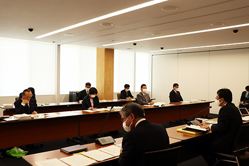 新人および元職の７人の議員が出席した