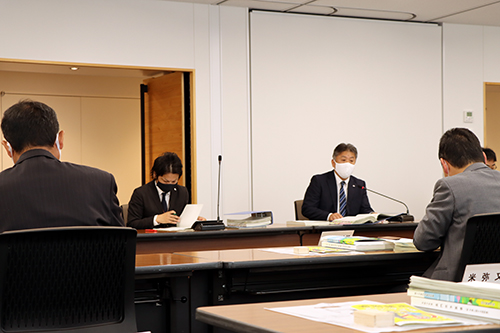 財政課職員による予算や財政に関する説明