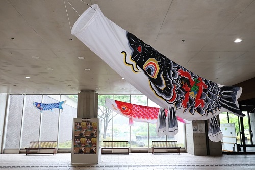 ルネッサながとのロビーにも鯉のぼりを展示