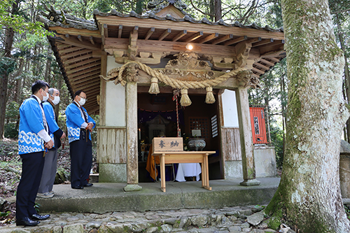 俵山地区の麻羅観音で行われた供養祭。