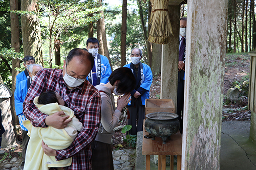 過去にお参りをして、子宝に恵まれた家族が供養祭にも参加