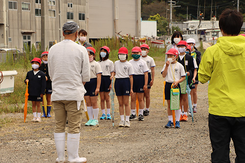 マルヤマ水産有限会社が「子どもたちにウニや海の問題について学んでほしい」との目的で体験会を開催