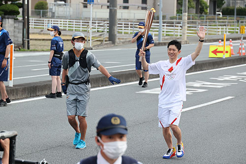 長門高校前バス停から出発、聖火ランナー14人が長門区間のゴールの道の駅センザキッチンを目指した