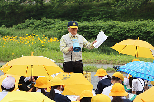 アユについての講義を行う深川川漁業協同組合の小林武人理事