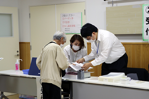 接種券、予診票、本人確認書類の3つを持参して受付