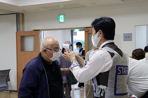 受付では検温も実施された