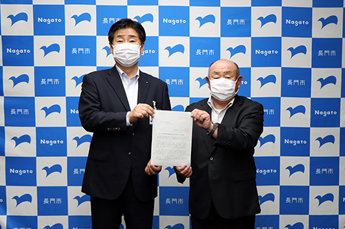 諮問書を手にする河野会長と江原市長
