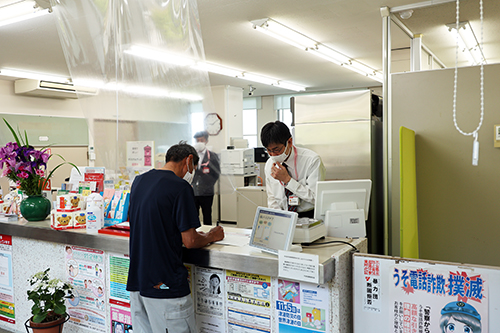 早速住民票などの手続きをする人が来られ、郵便局員が対応した