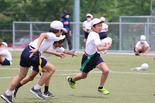 深川小・向陽小の6年生、俵山小の５・６年生が参加したタグラグビーの交流大会