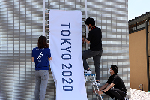 市役所の職員によって設置作業が行われた