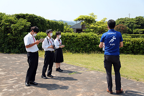市職員の説明を真剣な表情で聞き入る生徒たち