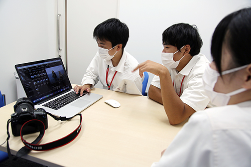 撮影後はパソコンで編集作業