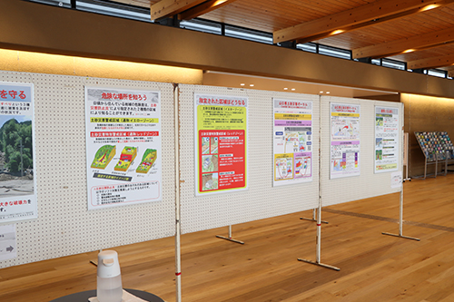 市役所1階の市民ロビーでパネルを展示