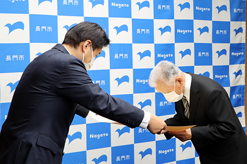三隅町議会議員として、町政の発展と産業振興に尽力