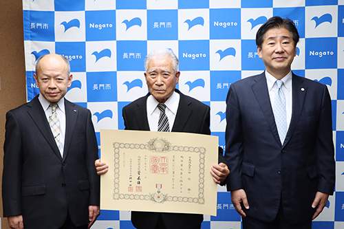 受章を記念して市長、副市長と記念撮影