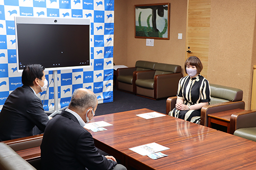 動画の感想を話す江原市長と大谷副市長