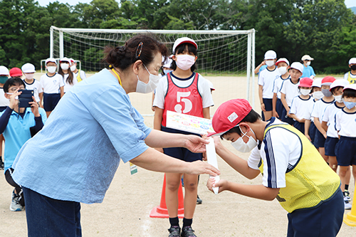 児童代表の塩瀬展久さんに人権擁護委員の中川さんから看板が贈呈された