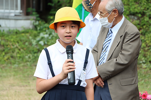 色塗りをした俵山小放課後子ども教室の岡嶋さんがあいさつ