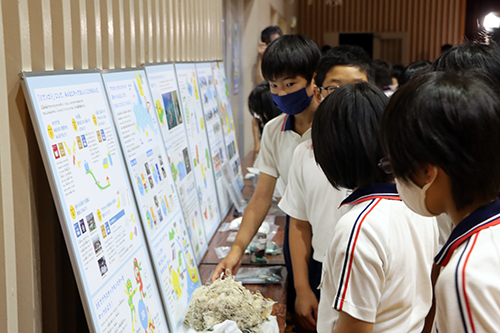 会場には海に散乱していたプラスチックごみが展示された