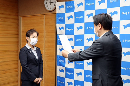 江原市長から岡村監査委員へ辞令が交付された